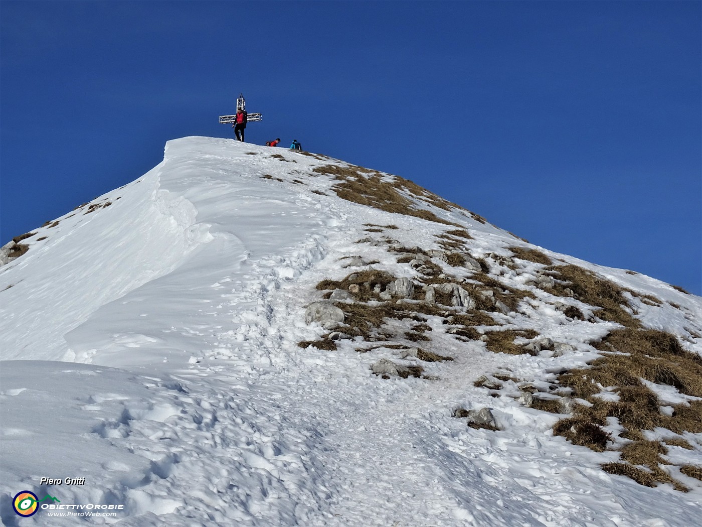 34 Raffaele raggiunge per la prima volta Cima Grem e ben innevata.JPG